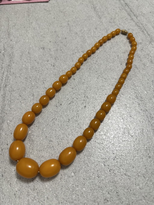 Collier en bakélite couleur caramel, 80 grammes