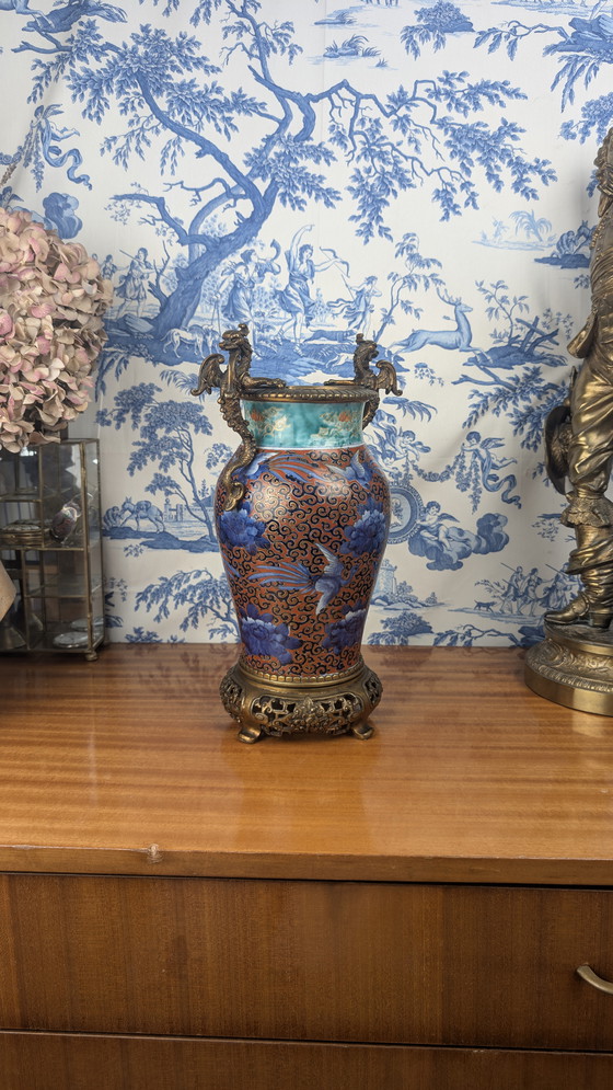 Image 1 of Jarrón balaustre japonés Hichozan Shinpo Porcelana de Arita y bronce Periodo Edo tardío (1830-1850)