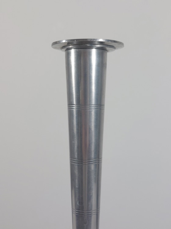 Image 1 of Verchroomde, postmoderne Art Deco Revival kandelaar van gegoten aluminium.