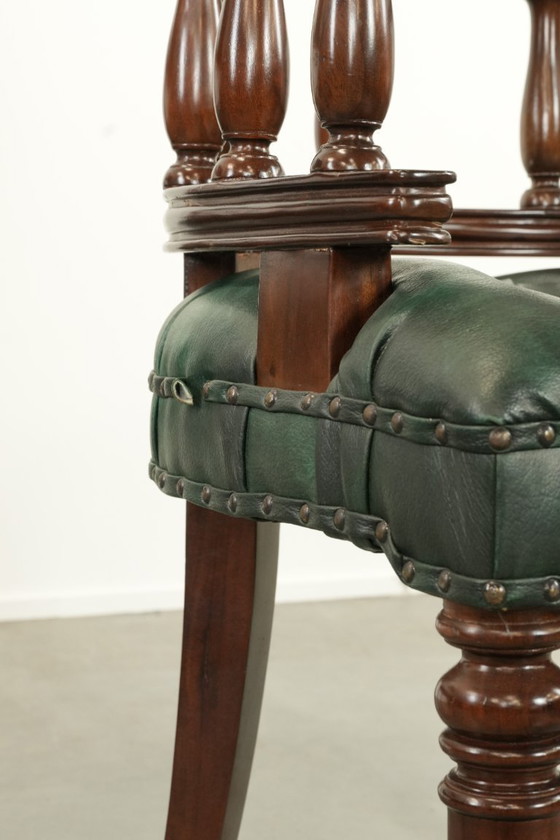 Image 1 of 2 sillas de escritorio/auxiliares Chesterfield de piel de vaca verde flameada al estilo inglés.