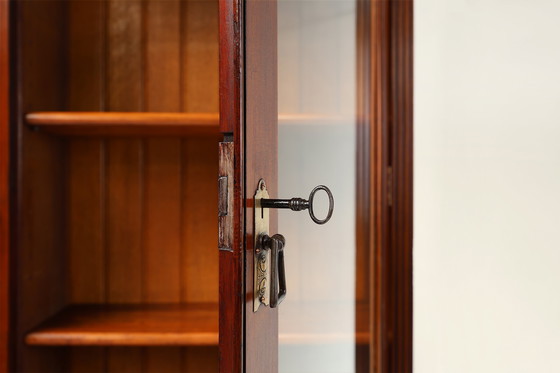 Image 1 of Vetrina o libreria in stile Art Nouveau in rovere con intagli e ante in vetro