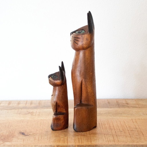 Vintage-Set handgeschnitzter Siamkatzen aus Holz: zwei Katzenfiguren im Stil der Volkskunst