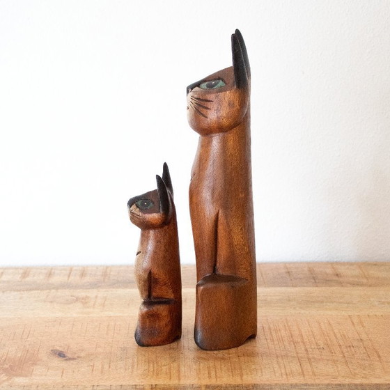 Image 1 of Ensemble vintage de chats siamois en bois sculptés à la main : deux figurines de chats de style art populaire