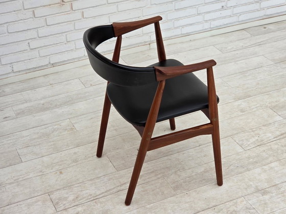Image 1 of Fauteuil danois des années 1960. Bois de teck, similicuir noir.