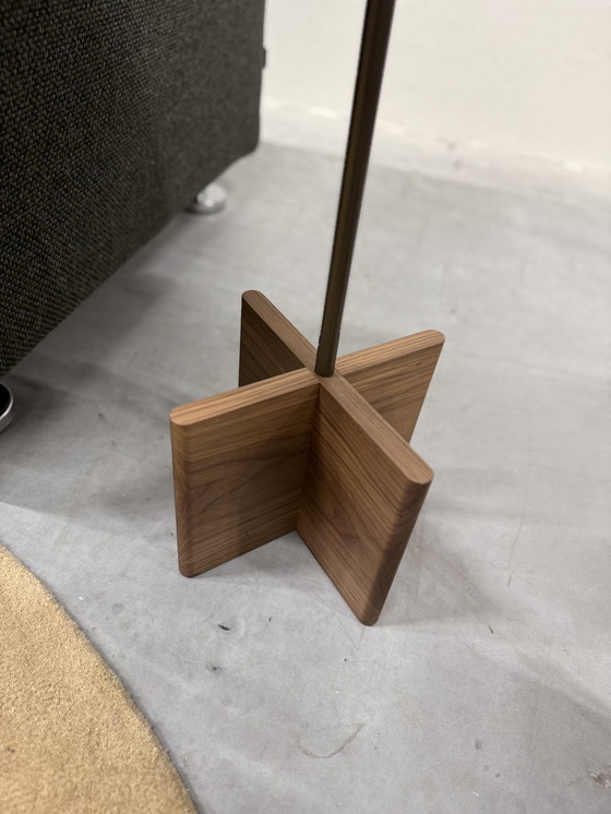 Image 1 of 2 mesas auxiliares Beek Cross de madera de nogal D35