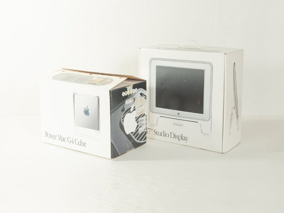 Image 1 of Power Mac G4 Cube et écran Studio 17 pouces, Apple, années 2000, vintage