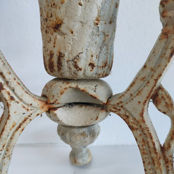 Klassieke (Antieke) Typisch Franse Gietijzeren Tuinvaas / Kelkvaas Op Driepoot – Vintage Brocante (photo 7 of 8)