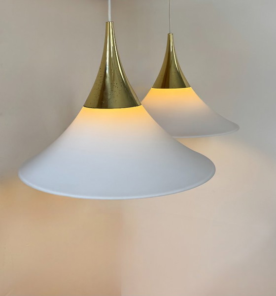 Image 1 of Paire de suspensions par Limburg en laiton et opaline, Allemagne 197