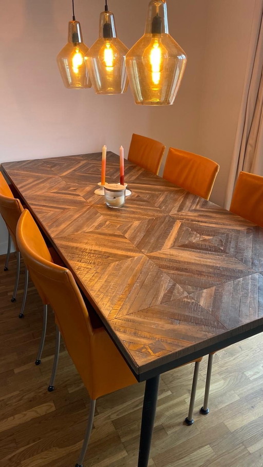 Hout in blokmotief met zwarte stalen poten Eettafel en salontafel - samen voor 500,00 in nieuwstaat, lamp is ook te koop