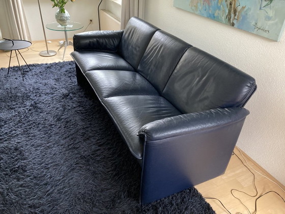 Driezitsbank, donkerblauw leer, Leolux Bora Bora, 3-5 zitsbanken, Modern (foto 3 van 5)