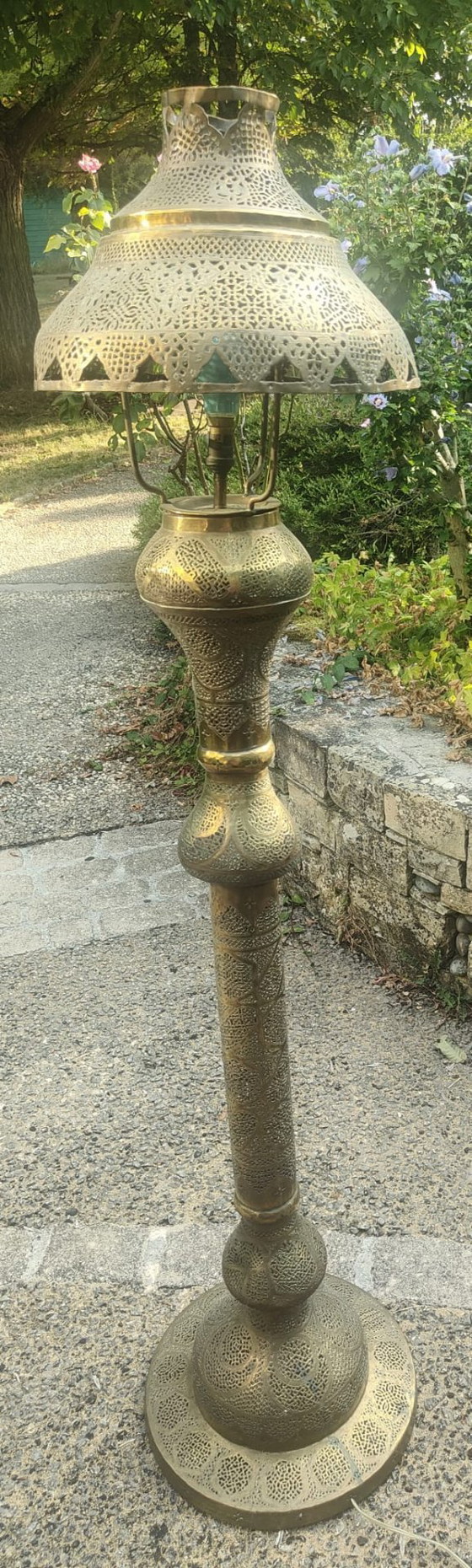 Image 1 of Lámpara de pie con base de metal dorado y cincelado.