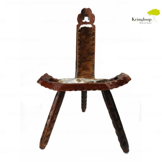 Image 1 of Silla/taburete español de 3 patas con asiento de piel de vacuno