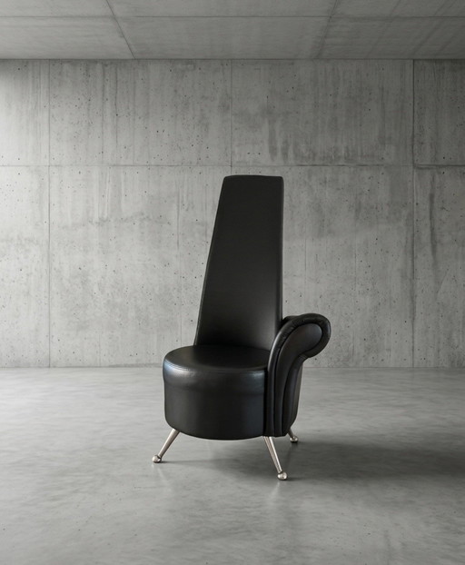 Trône à dossier haut au design postmoderne – Une pièce asymétrique qui attire le regard