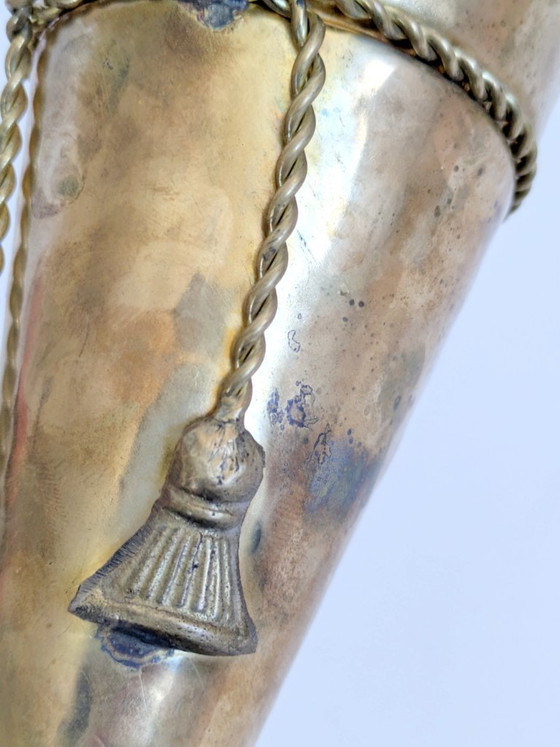 Image 1 of Vaso da parete vintage in ottone conico, decorazione a corda martellata e nappa, stile neoclassico.