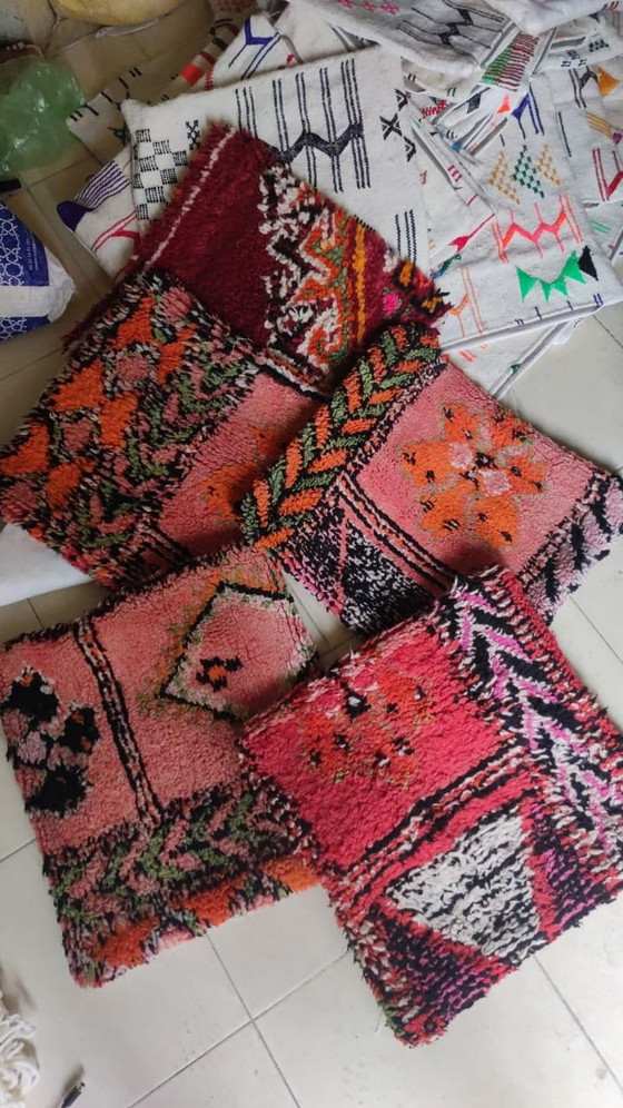 Image 1 of Handgemaakte poefs van vintage Marokkaanse tapijten – €120 per stuk