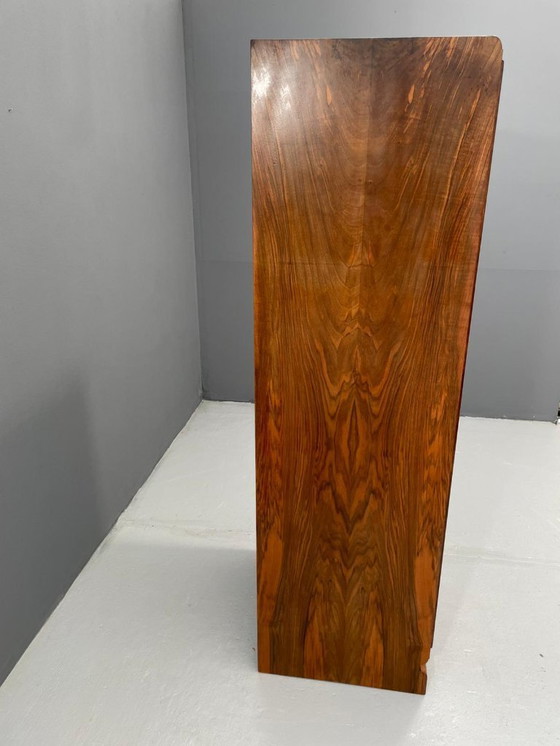 Image 1 of Gerestaureerde art-deco kast met planken, walnootfineer, Tsjecho-Slowakije, jaren 1930