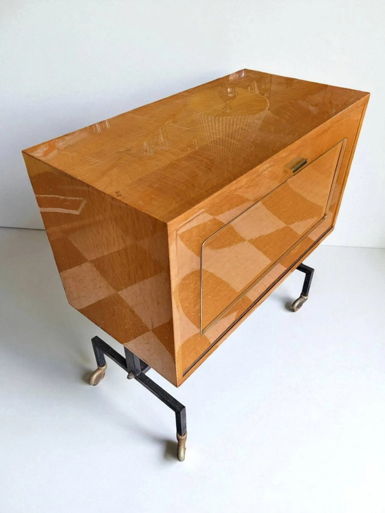 Mueble bar bajo con ruedas de los años 60 – Taburetes de bar, Wood, Vintage (photo 9 of 10)
