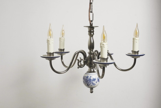Image 1 of Lustre vintage en porcelaine de Delft bleu et blanc, suspension à 5 bras en céramique hollandaise de style cottagecore.