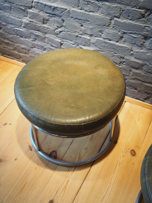Deux tabourets, sièges, chrome et cuir vert, thème cirque