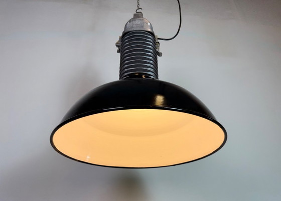 Image 1 of Grote industriële hanglamp van zwart emaille van Philips, jaren 60.