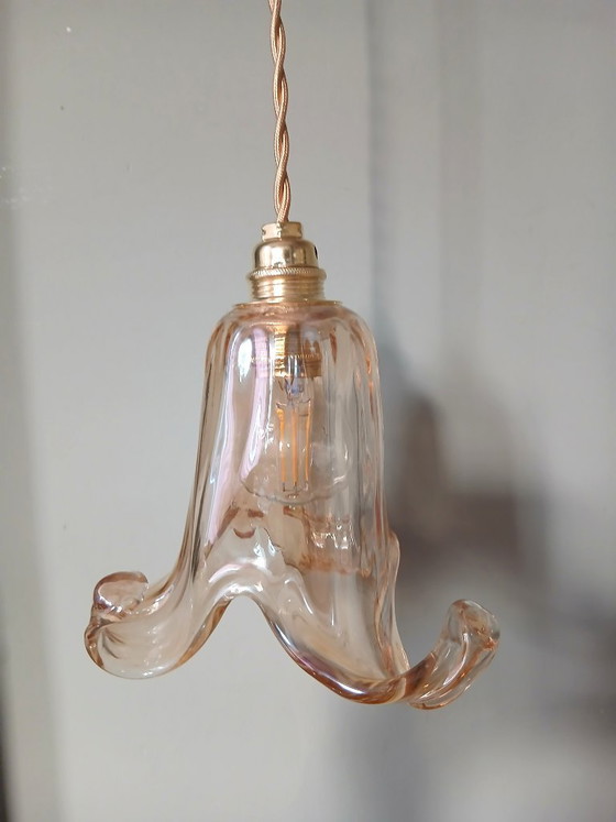 Image 1 of Lampada a sospensione vintage in vetro di Murano dalla delicata forma floreale.
