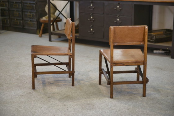Image 1 of Een paar eikenhouten en lederen stoelen in de stijl van Gerrit Rietveld, jaren 60.