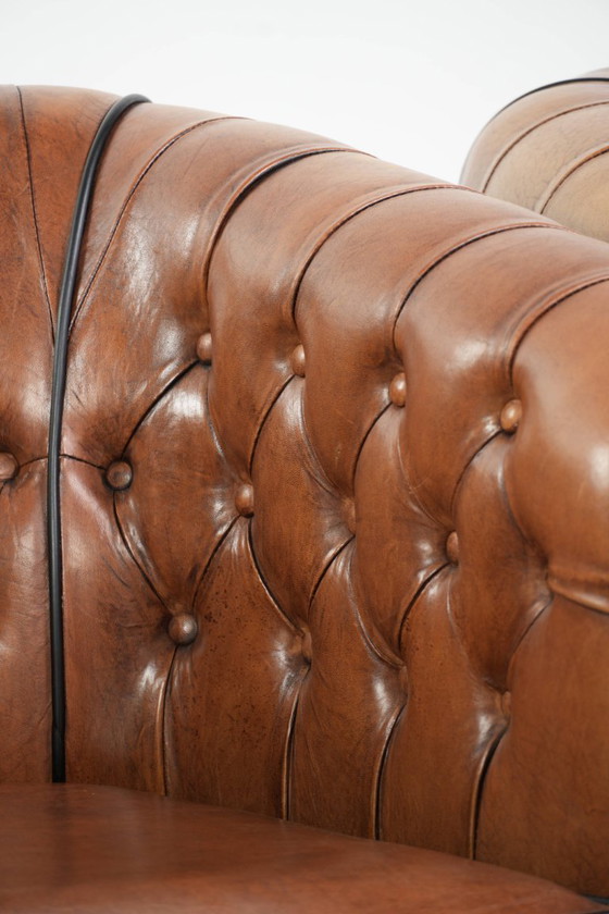 Image 1 of 2 Chesterfield-Clubsessel im englischen Stil mit Schaffellbezug in gutem Zustand