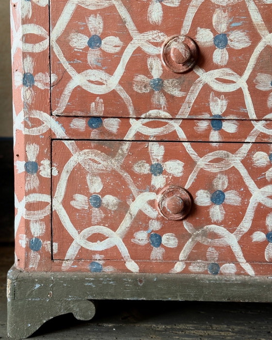 Image 1 of Cassettiera antica a fiori patina antica