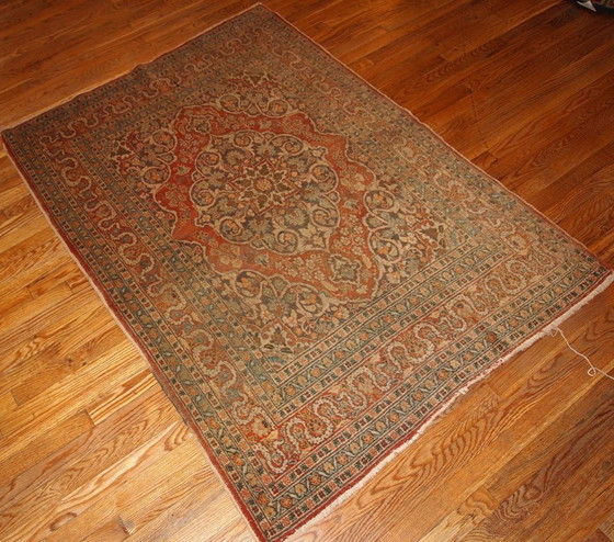 Image 1 of Alfombra persa Tabriz antigua hecha a mano, 128 cm x 179 cm (4,2' x 5,9'), década de 1920 - 1B154
