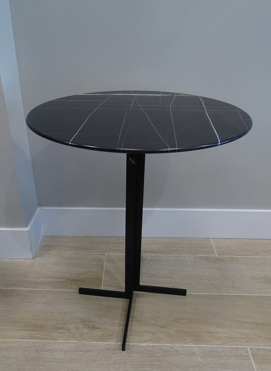 Image 1 of Table basse ou table d&#39;appoint Natuzzi, marbre Sahara Noir, XXIe siècle – Italie
