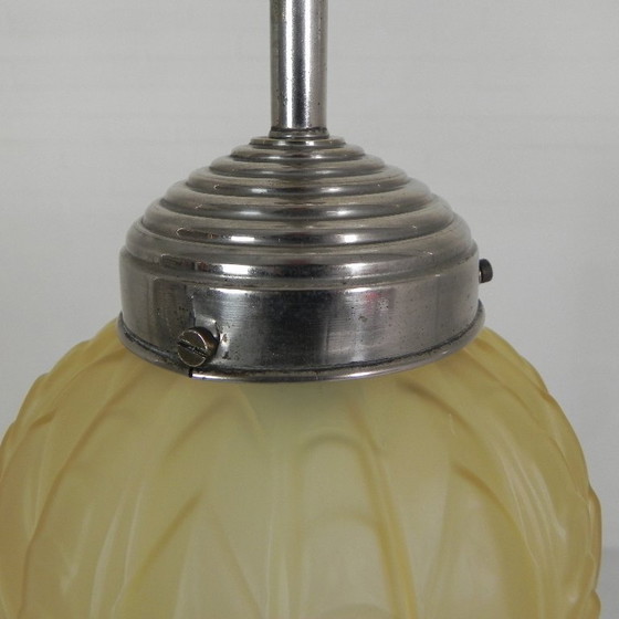Image 1 of Lampada a sospensione Art Déco con sfera di vetro e raffinata decorazione geometrica, anni '30