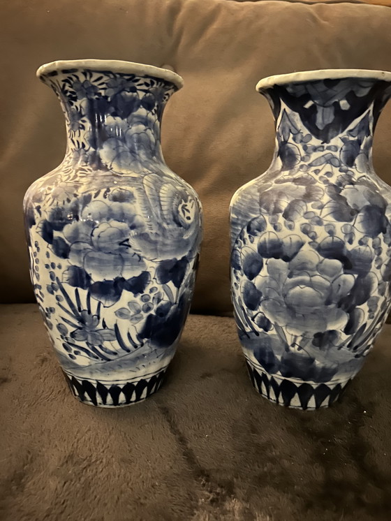 Image 1 of 2 antieke blauw witte  geribbelde Japanse Imari vazen 32cm