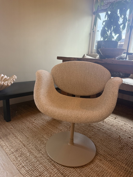 Artifort Little Tulip stoel beige bouclé stof draai