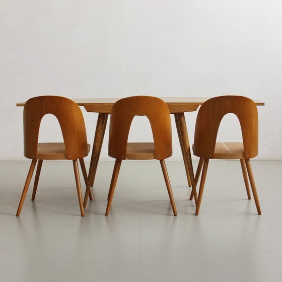 Image 1 of Sillas icónicas de Antonín Šuman con respaldos curvos chapados en madera, estilo moderno de mediados de siglo, década de 1960.