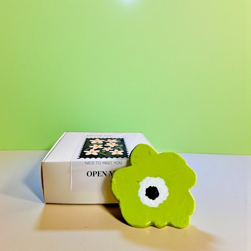 Broche fleur en bois vert d'inspiration Marmekko fait main
