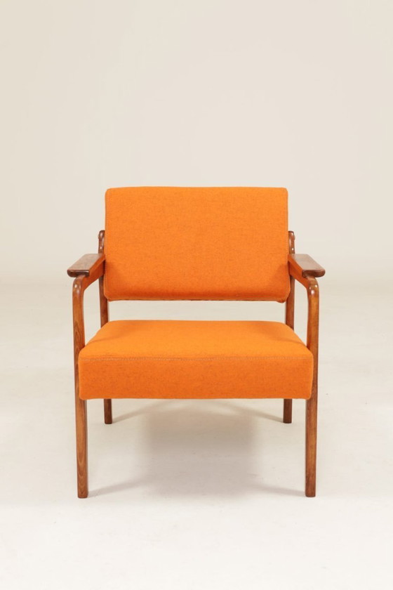 Image 1 of Vintage oranje fauteuil met wollen bekleding en walnootkleurig hout, mid-century modern stijl.
