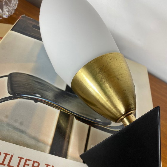 Wandleuchte aus den 1950er-1960er Jahren, schwarzes Metall und weißes Opalglas, Tulpenform – Wandleuchten (photo 4 of 8)