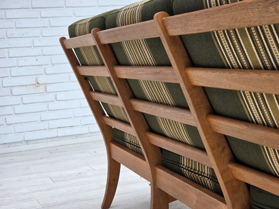 Image 1 of Deense driezitsbank uit de jaren 70, bekleed met groene meubelwol en gemaakt van massief eikenhout.