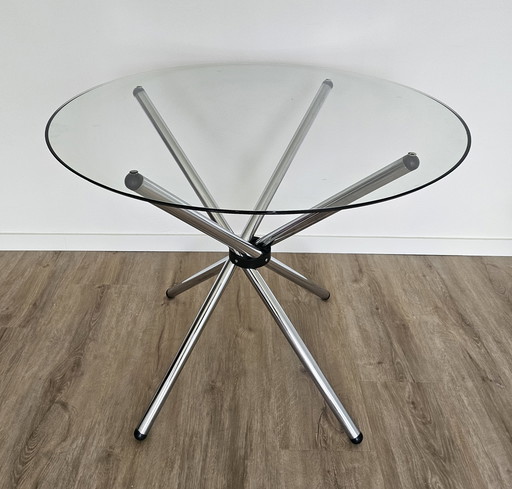 Round dining room table in glass and chromed steel