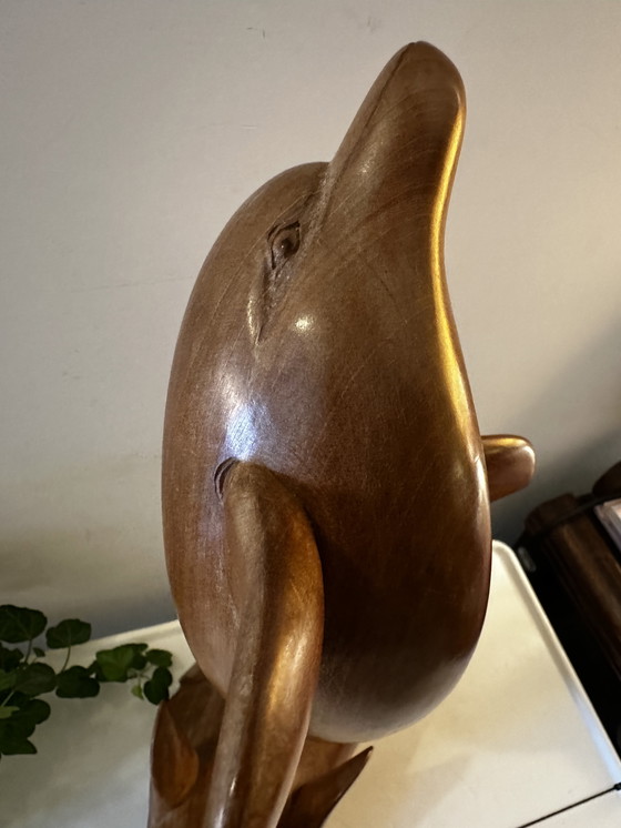 Image 1 of Handgeschnitzte Delfinstatue aus Holz