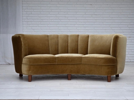 Canapé danois 3 places « banane » des années 1960, revêtement d'origine en velours vert olive.