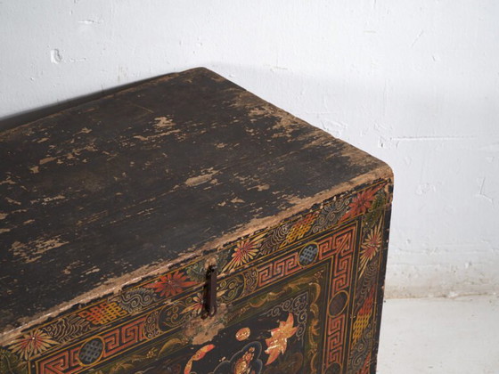 Baule cinese antico dipinto in legno di pino – Cina, circa 1900 – Armadi contenitori (photo 13 of 40)