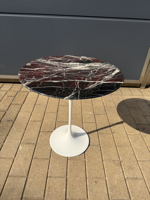 Table d'appoint Knoll Tulip en marbre Rosso Rubino, état neuf ! Eero Saarinen