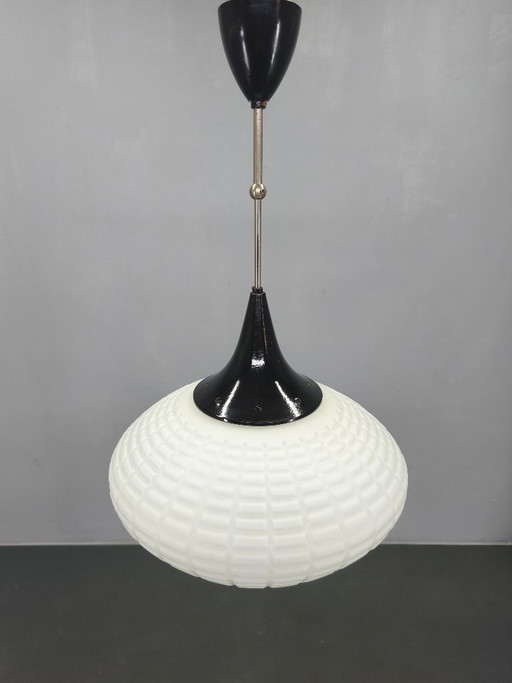 Lampada a sospensione ceca regolabile, in vetro opalino, anni '70