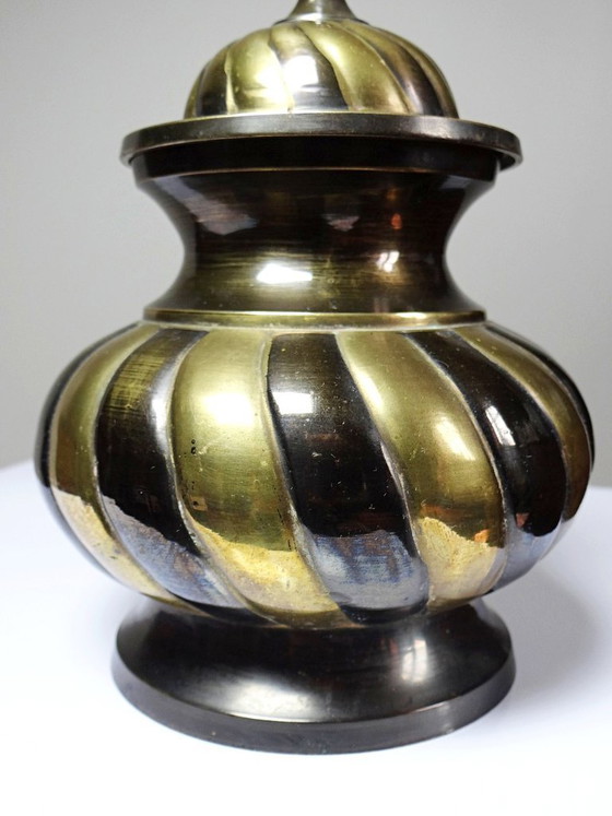 Image 1 of Olla artesanal india antigua con tapa de latón retorcido, de los años 60 a los 80.