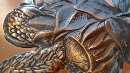 Œuvre en relief de cuivre de Dennis Thomson