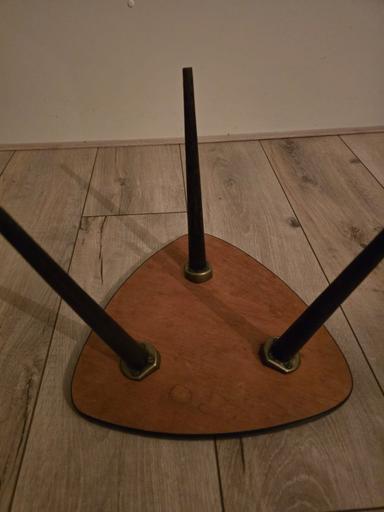 Image 1 of Magnifique table d'appoint triangulaire rétro vintage ocre à bordure noire