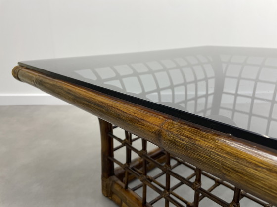 Image 1 of Table basse vintage en bambou avec plateau en verre