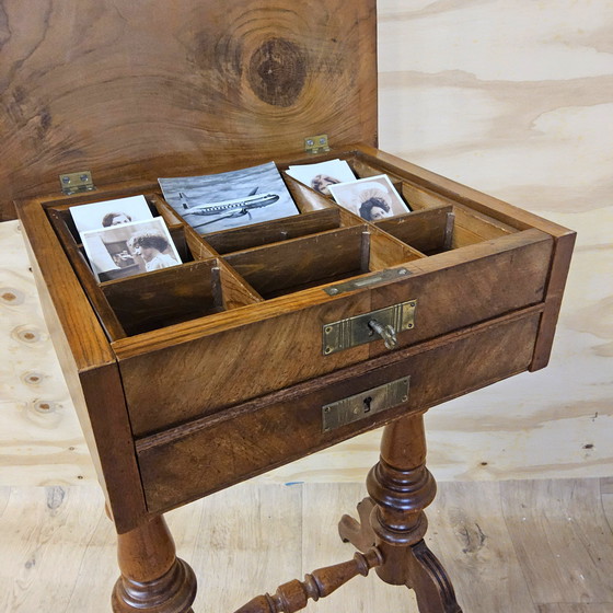 Image 1 of Mesa de costura / mesa auxiliar antigua de nogal (siglo 19) Biedermeier / mesa auxiliar antigua única