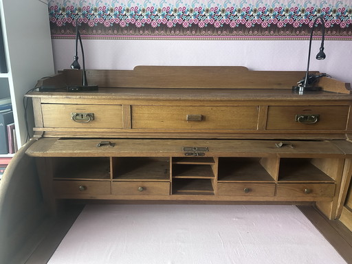 Een antieke/vintage eiken secretaire/ archiefkast, van rond 1900-1920.